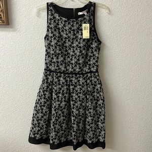 Max Studio black and white embroidered sleeveless dress size Medium